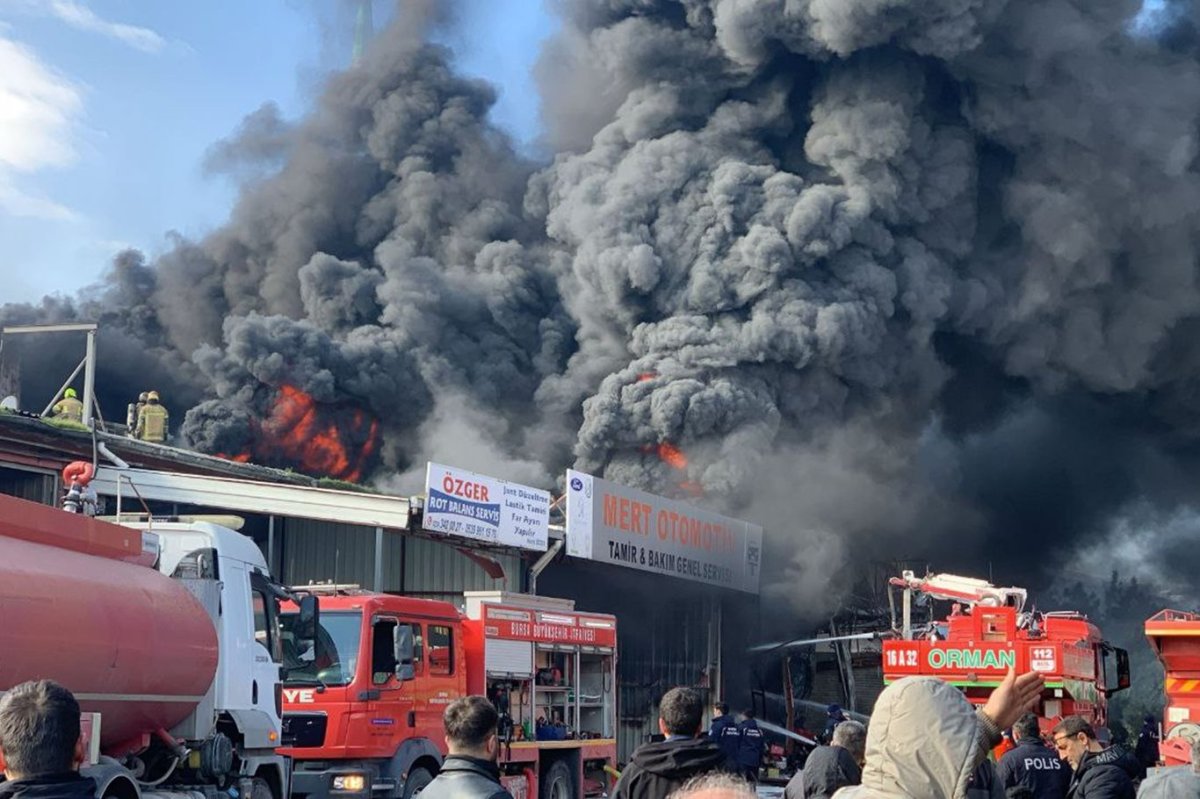 Bursa'da madeni yağ satan iş yerindeki yangın söndürüldü