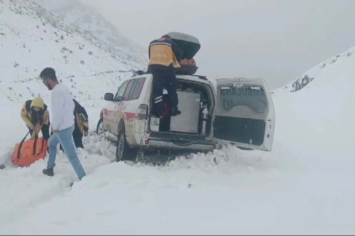 Kar yağışı nedeniyle kapalı yol açıldı, hasta hastaneye ulaştırıldı