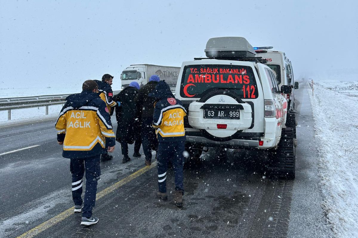 Karla kapanan yolda hastaya paletli ambulans ulaştı