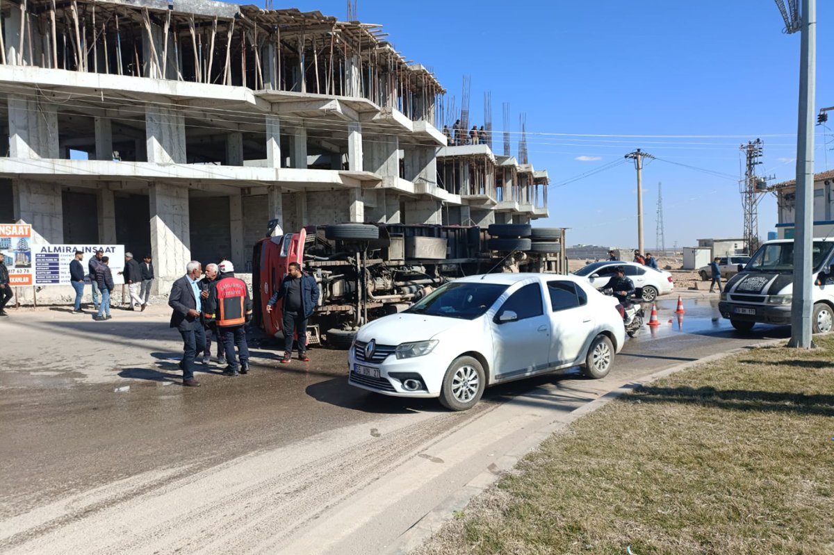 Şanlıurfa’da pamuk yüklü kamyon devrildi