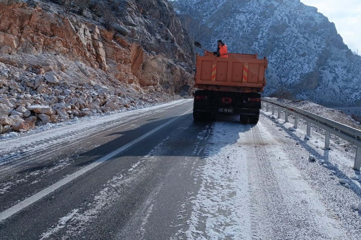 Siirt’te buzlanmaya karşı tuzlama çalışmaları aralıksız sürüyor