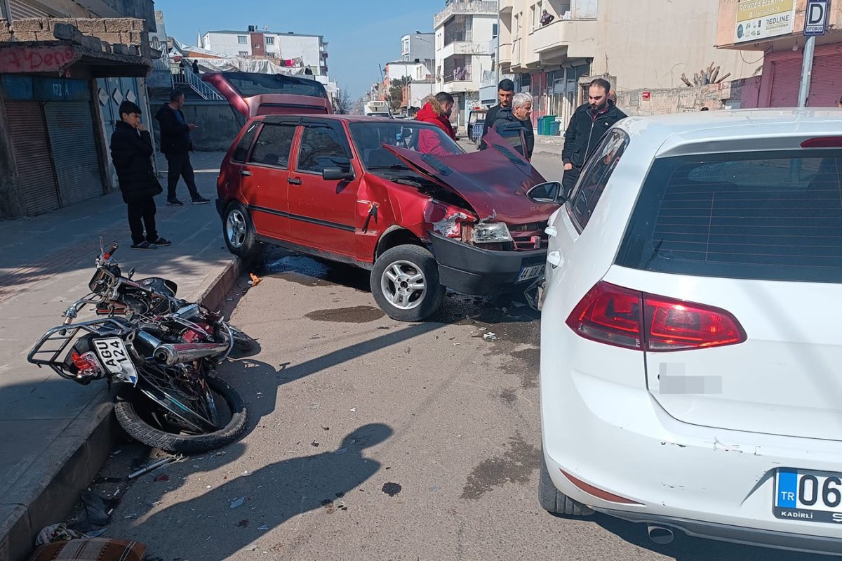 Batman'da iki otomobil ve motosiklet çarpıştı: 1'i ağır 3 yaralı