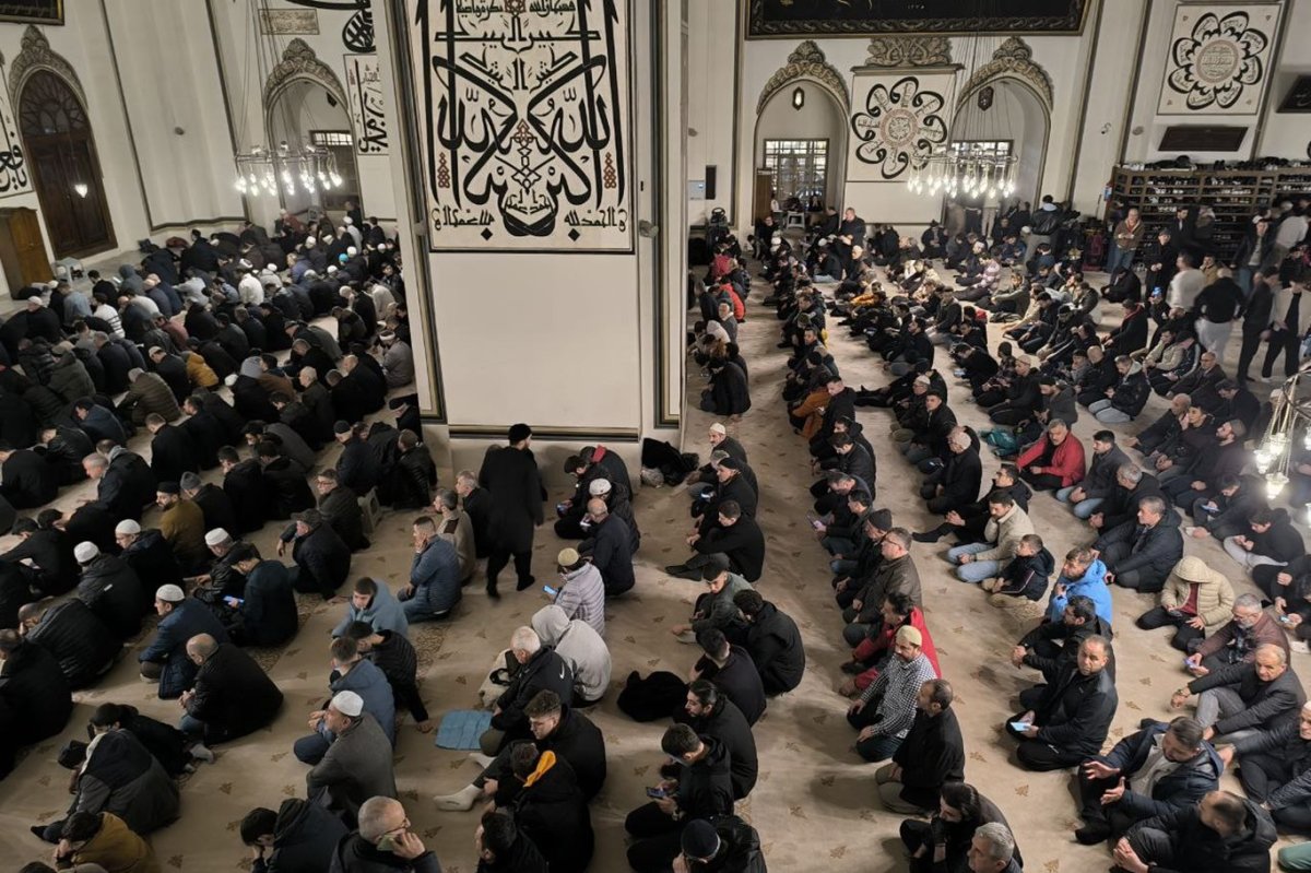 Bursa'da binlerce kişi teravih namazını tarihi Ulu Camii'nde kıldı