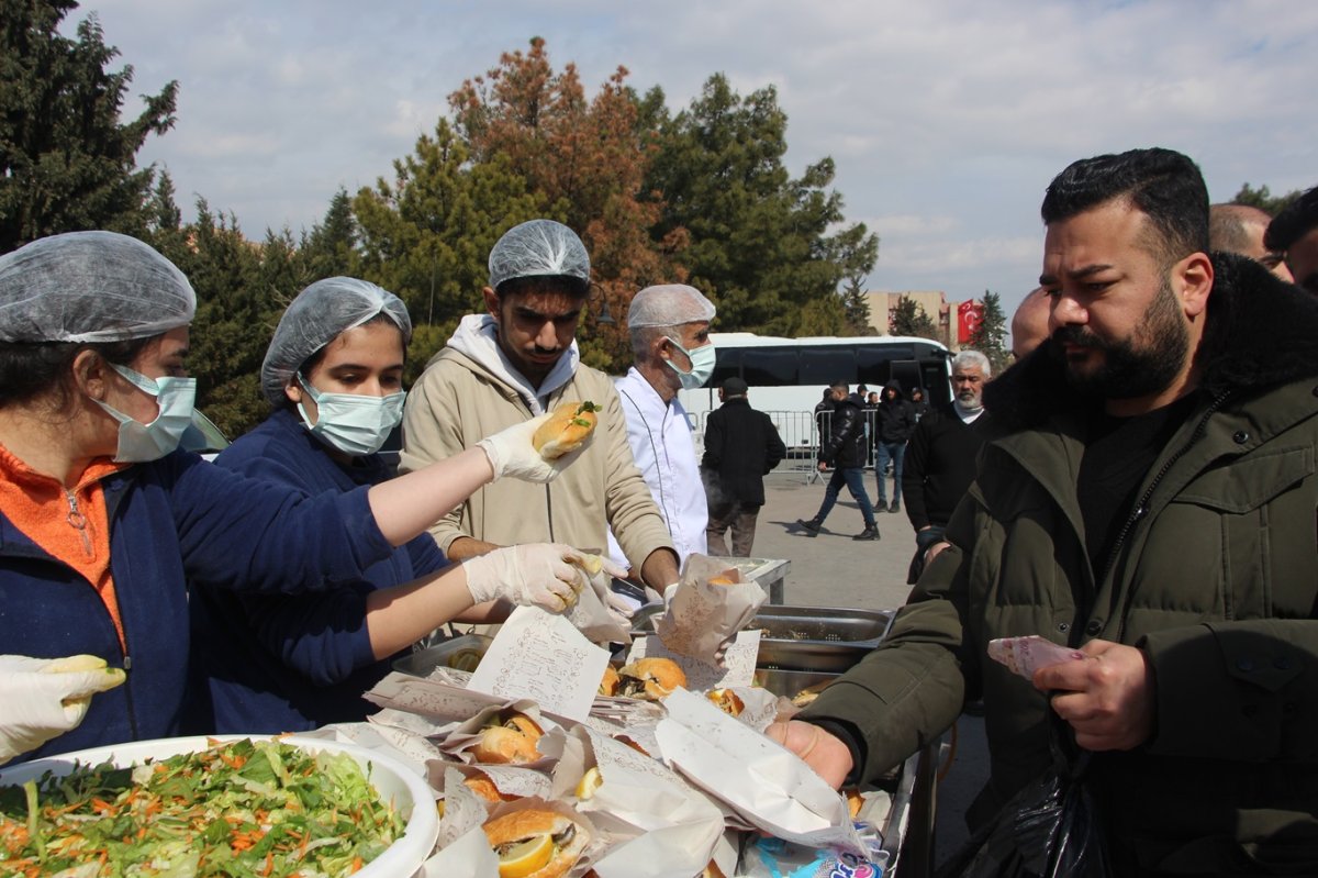 Mardin’de Gazze yararına balık ekmek satışı yapıldı