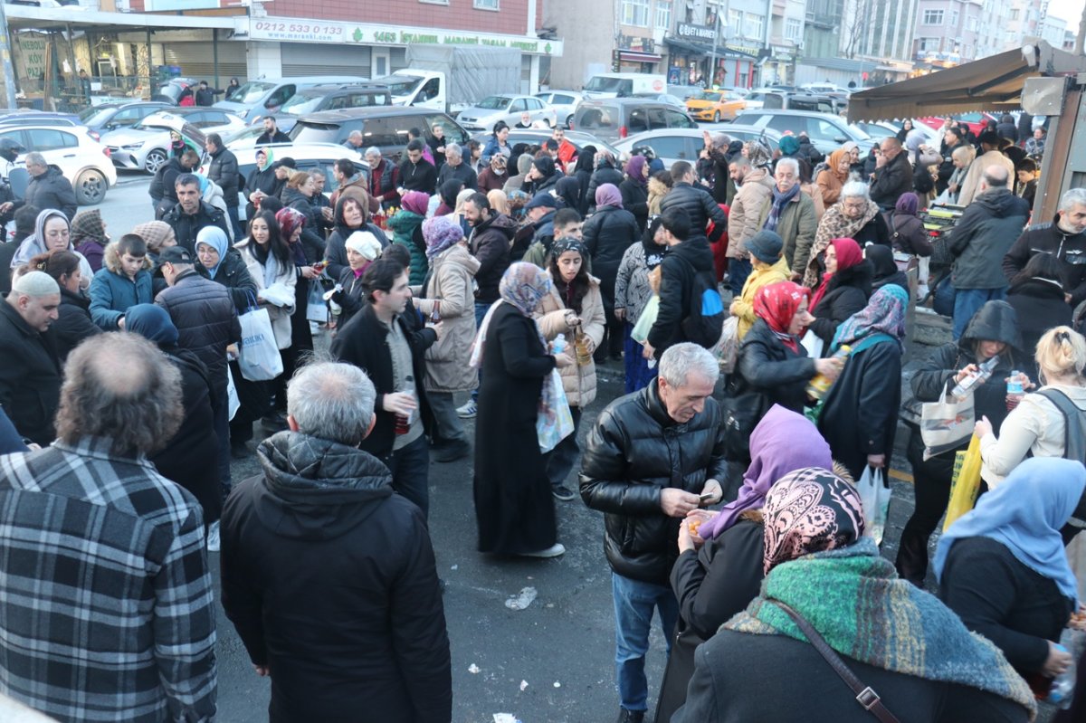 İstanbul'da binlerce kişi ilk iftarı Oruç Baba Türbesi'nde açtı