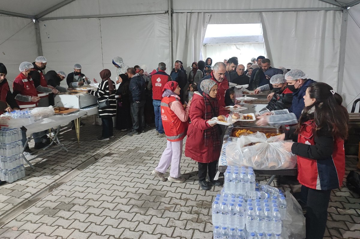 Malatya'da iftar çadırlarında uzun kuyruklar oluştu