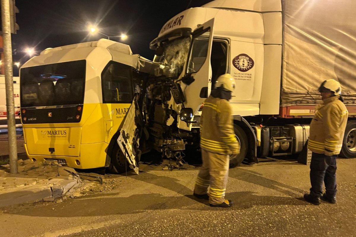 Mardin’de tır ile şehir içi minibüsü çarpıştı: 4 yaralı