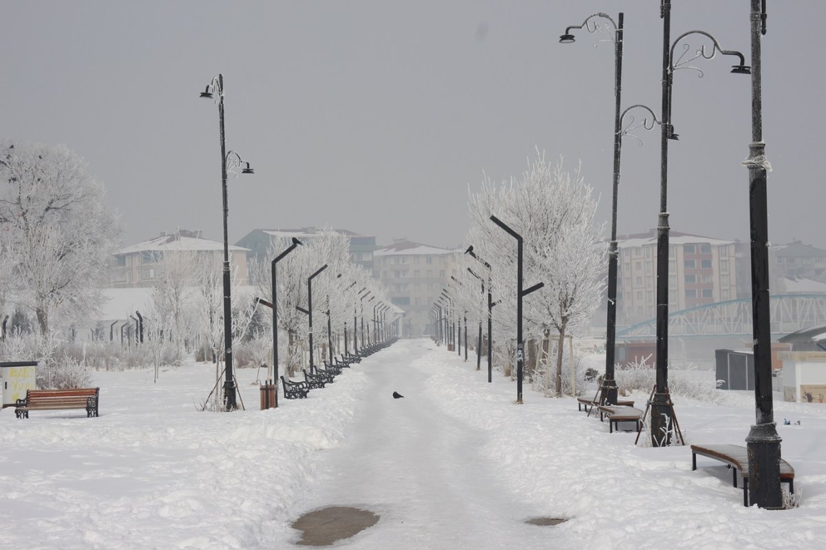 Hava sıcaklığı Ağrı'da eksi 25 derece olarak ölçüldü