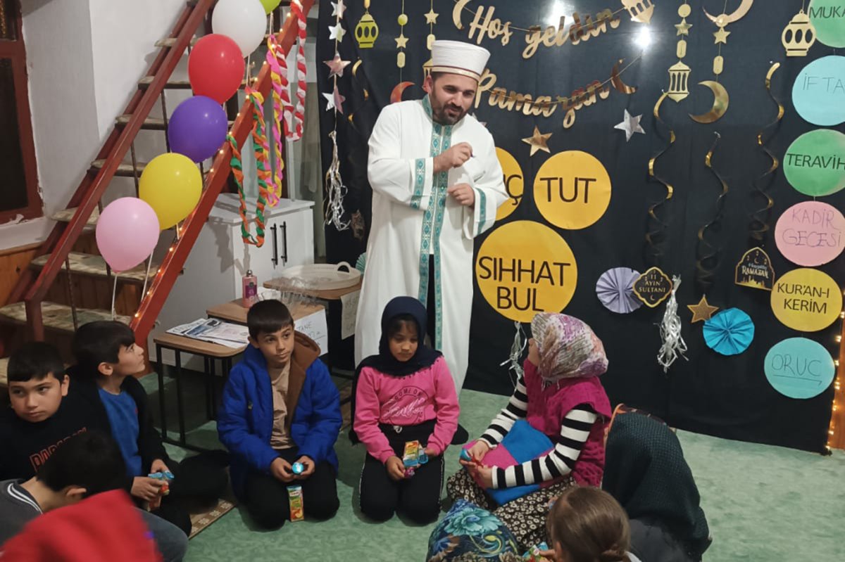 Anamur'da teravih namazına gelen çocuklara hediye