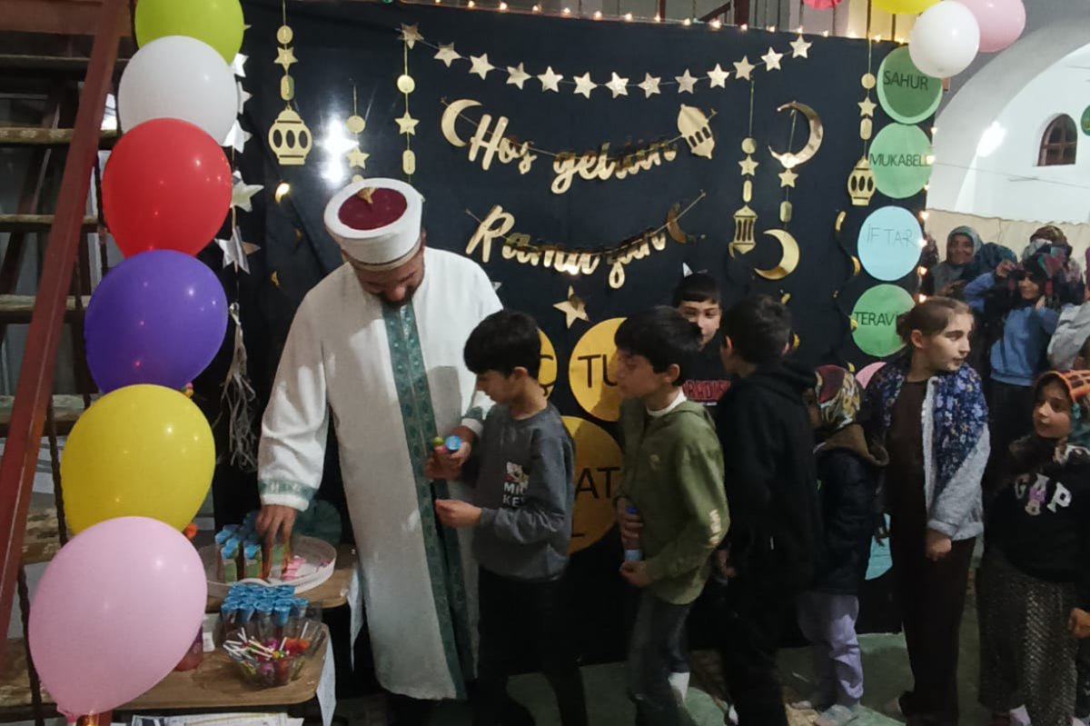Anamur'da teravih namazına gelen çocuklara hediye