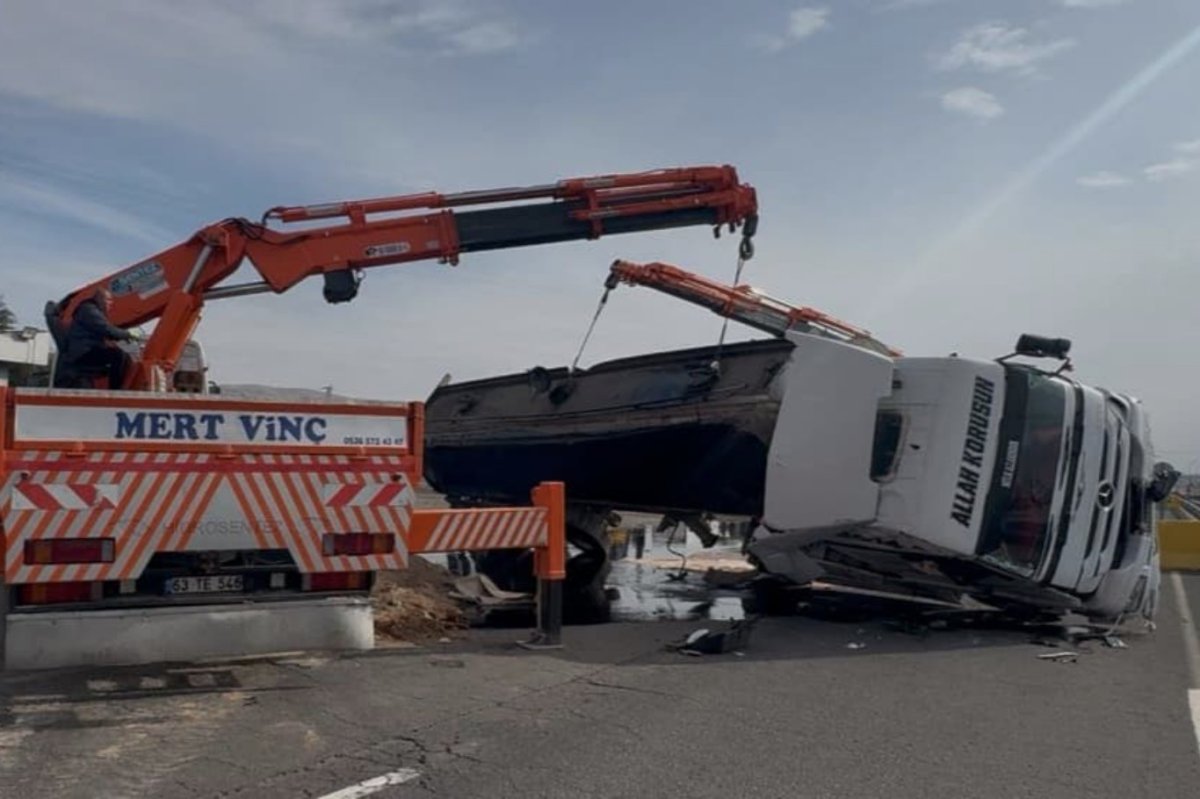 Mardin’de akaryakıt yüklü tanker kontrol noktasına çarpıp devrildi