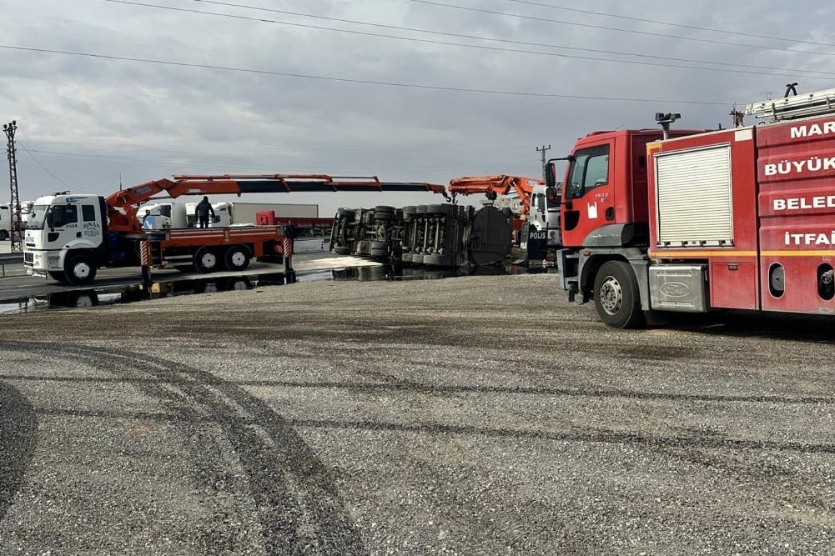 Mardin’de akaryakıt yüklü tanker kontrol noktasına çarpıp devrildi