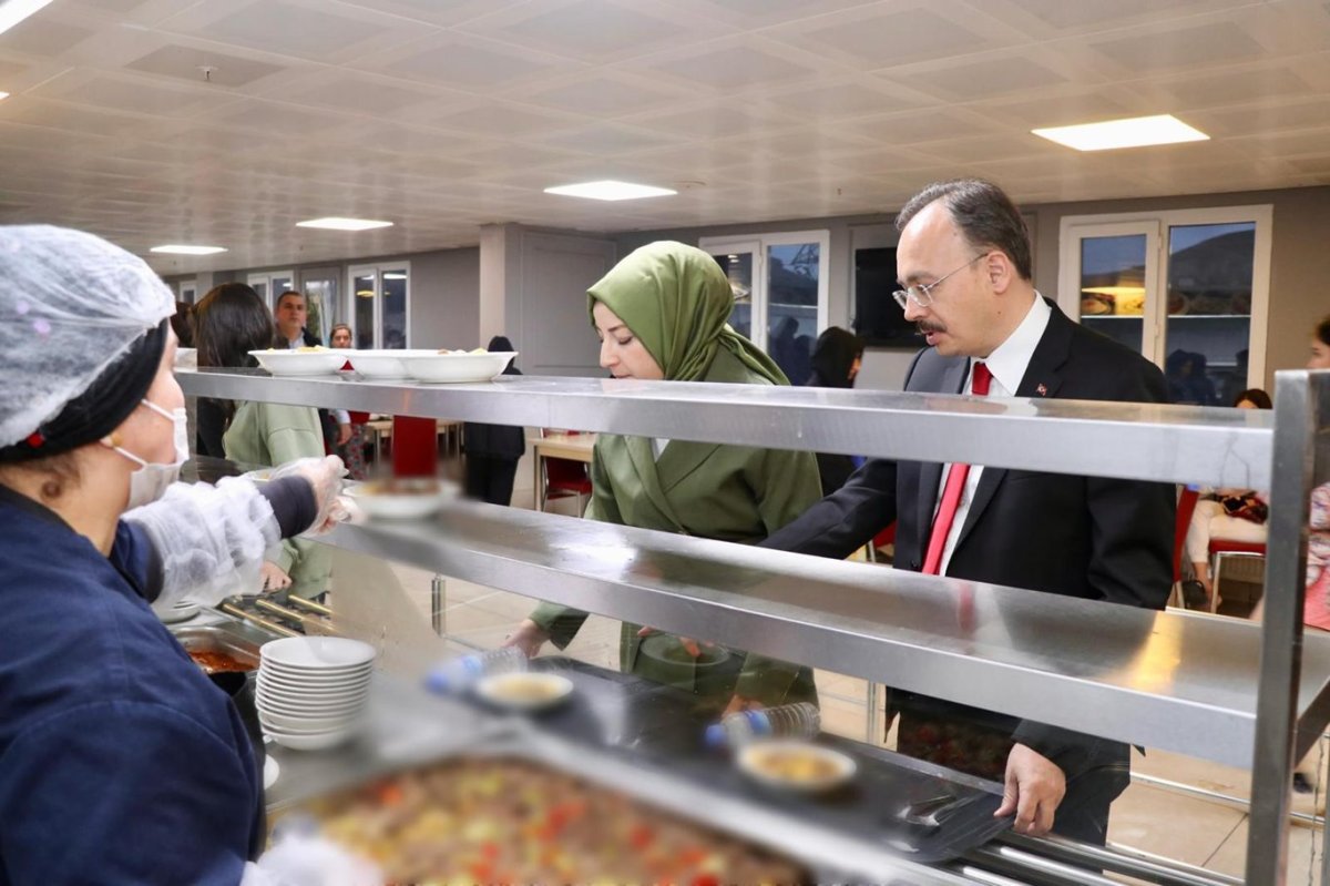 Siirt Valisi Dr. Kemal Kızılkaya, gençlerle iftar sofrasında bir araya geldi