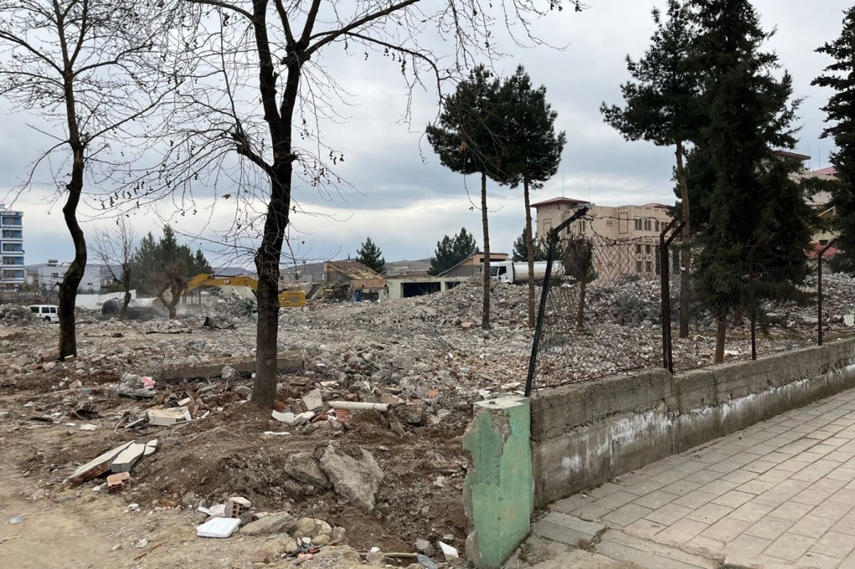 Siirt'te metruk binaların yıkımı gerçekleştirildi