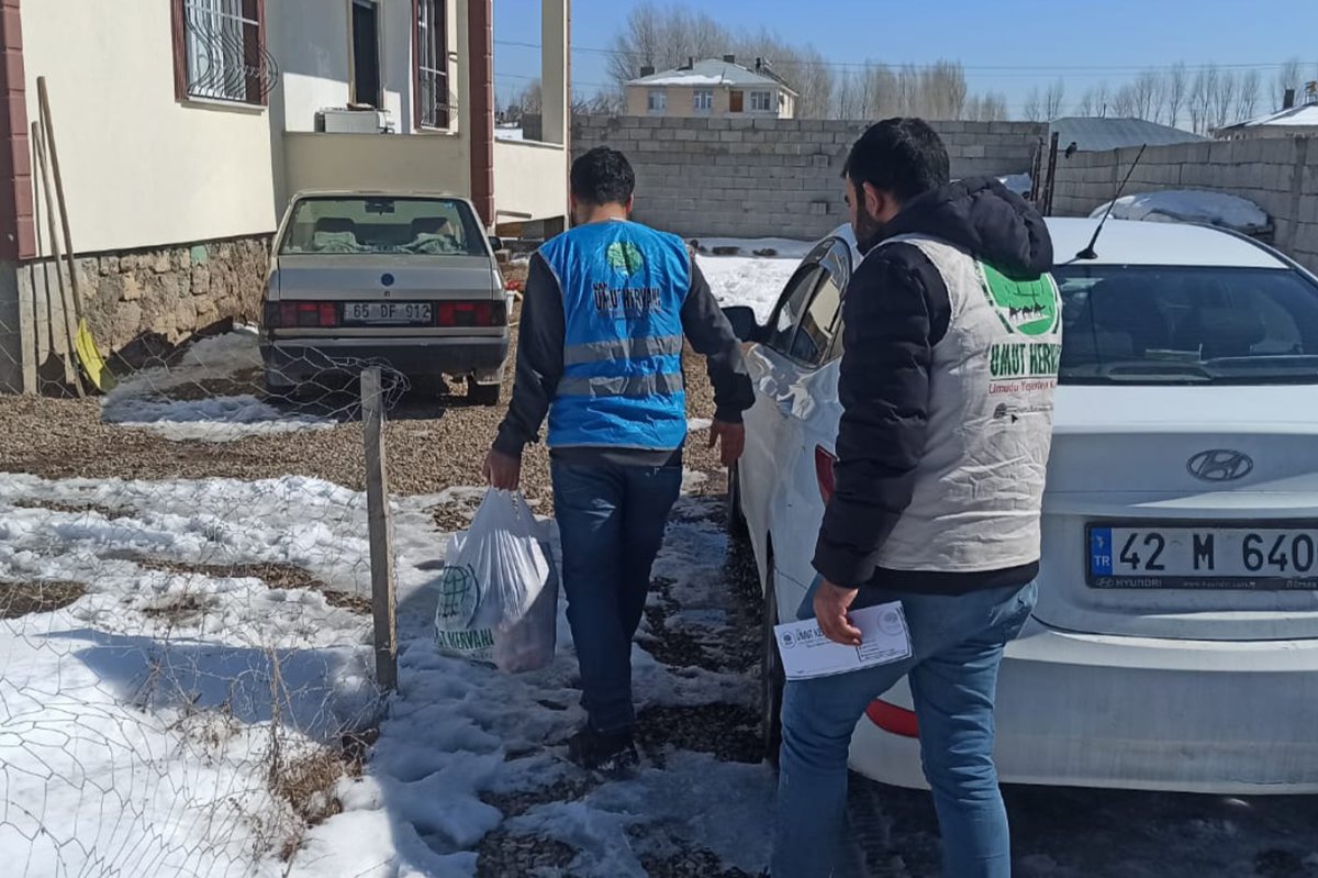 Umut Kervanı'ndan Erciş'te ihtiyaç sahiplerine nakdi ve gıda yardımı