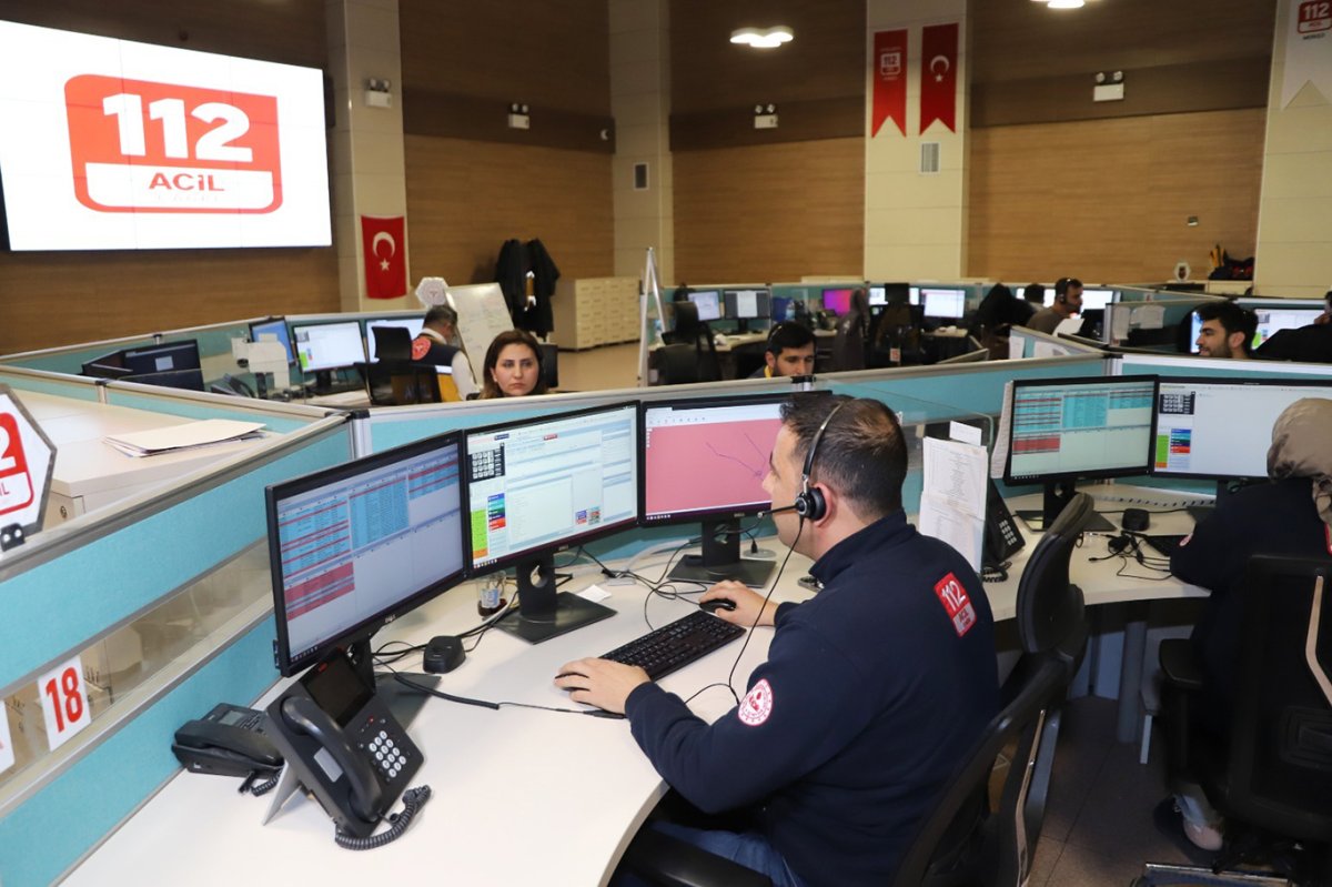 Nefes borusuna anne sütü kaçan bebek kurtarıldı, sağlık görevlisine plaket verildi