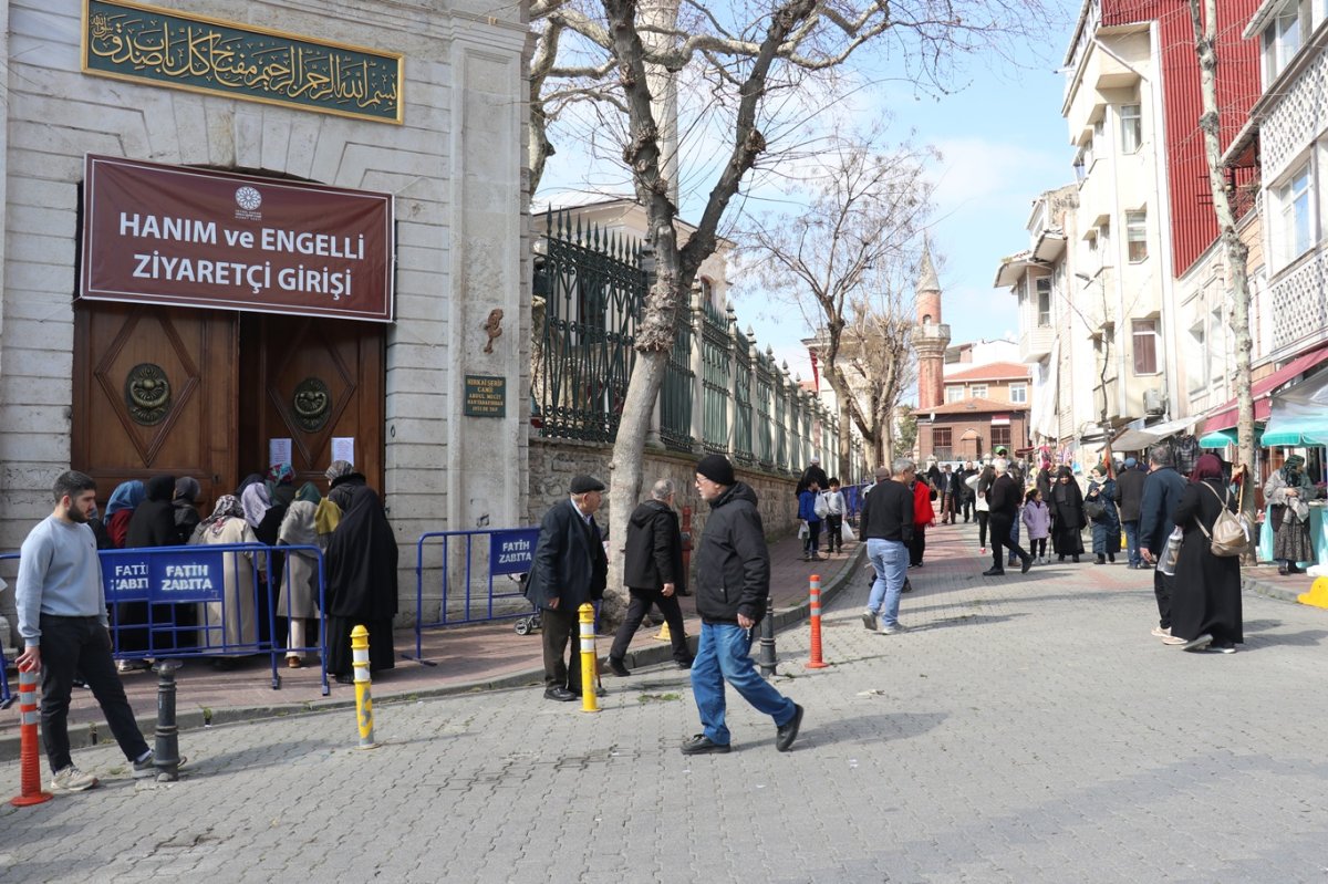 Hırka-ı Şerife yoğun ilgi: Bir milyonu aşkın kişi ziyaret ediyor