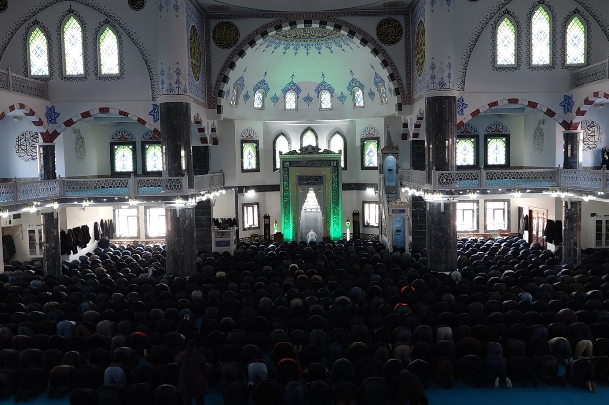 Ramazan ayında camiler Cuma namazı vakitlerindeki cemaat yoğunluğuna ulaşıyor