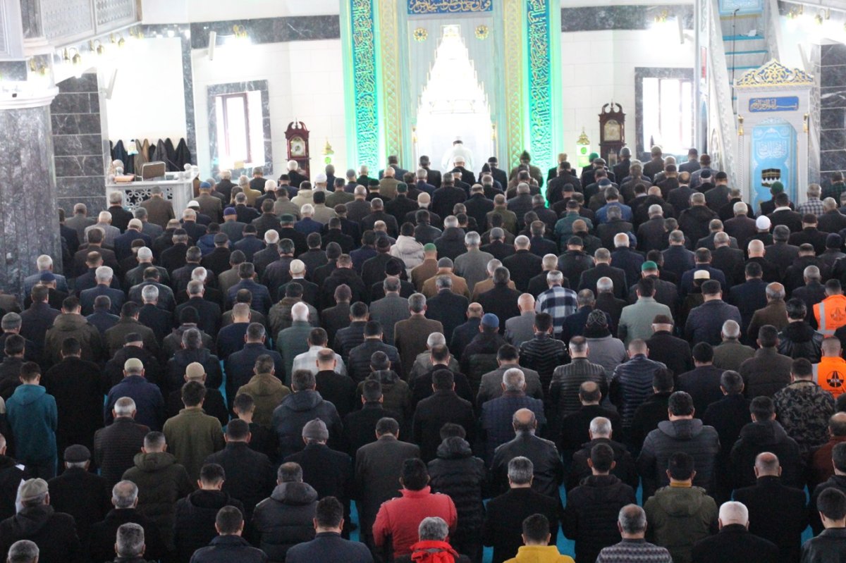 Ramazan ayında camiler Cuma namazı vakitlerindeki cemaat yoğunluğuna ulaşıyor