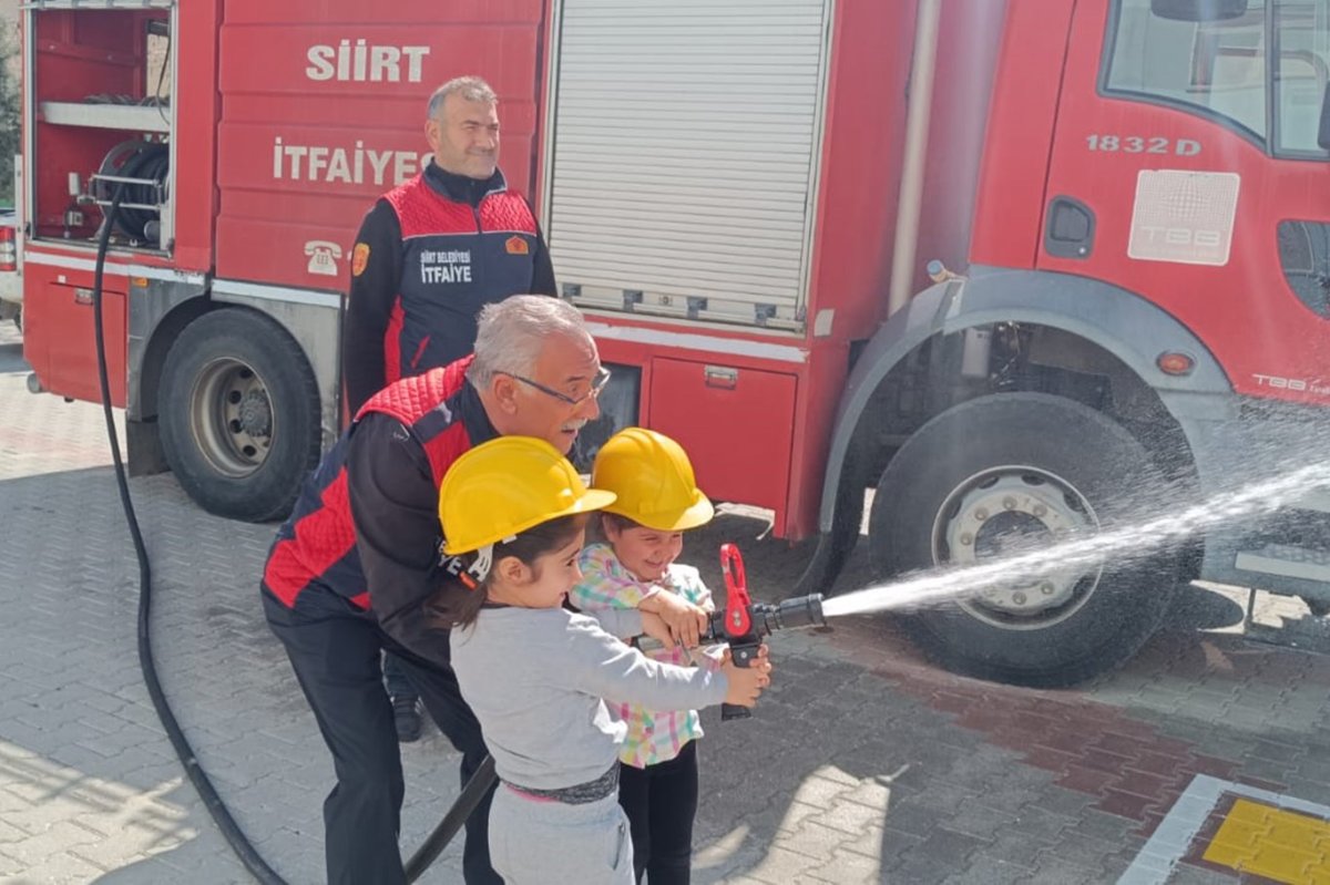 Anaokulunda gerçekleştirilen yangın tatbikatı öğrencilere hayat kurtarmayı öğretti