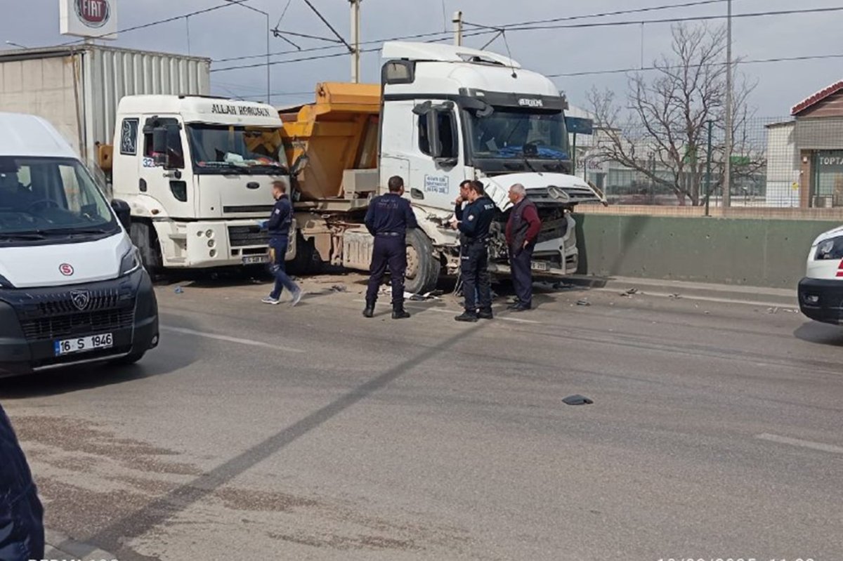 Bursa'da hafriyat kamyonu ile nakliye kamyonu çarpıştı: 1 yaralı