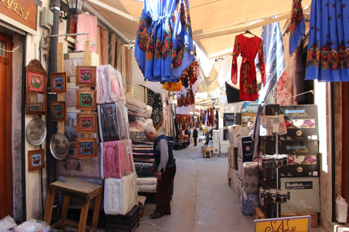 Mardin çarşı esnafı dükkânların önünde yakılan ateşten muzdarip