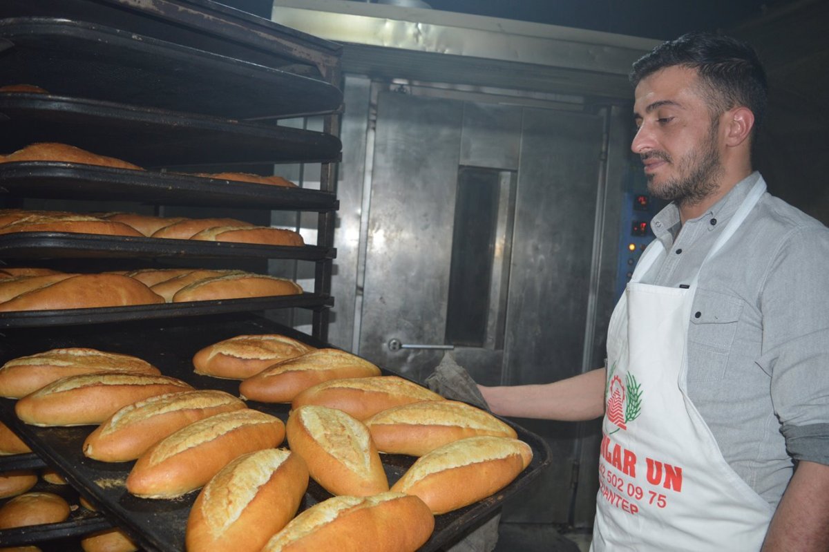 Siirt'te fıstık kabuğuyla ekmek üretiliyor