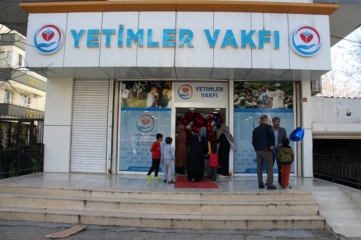 Yetimler Vakfı Dünya Yetimler Gününde minik yürekleri sevindirdi