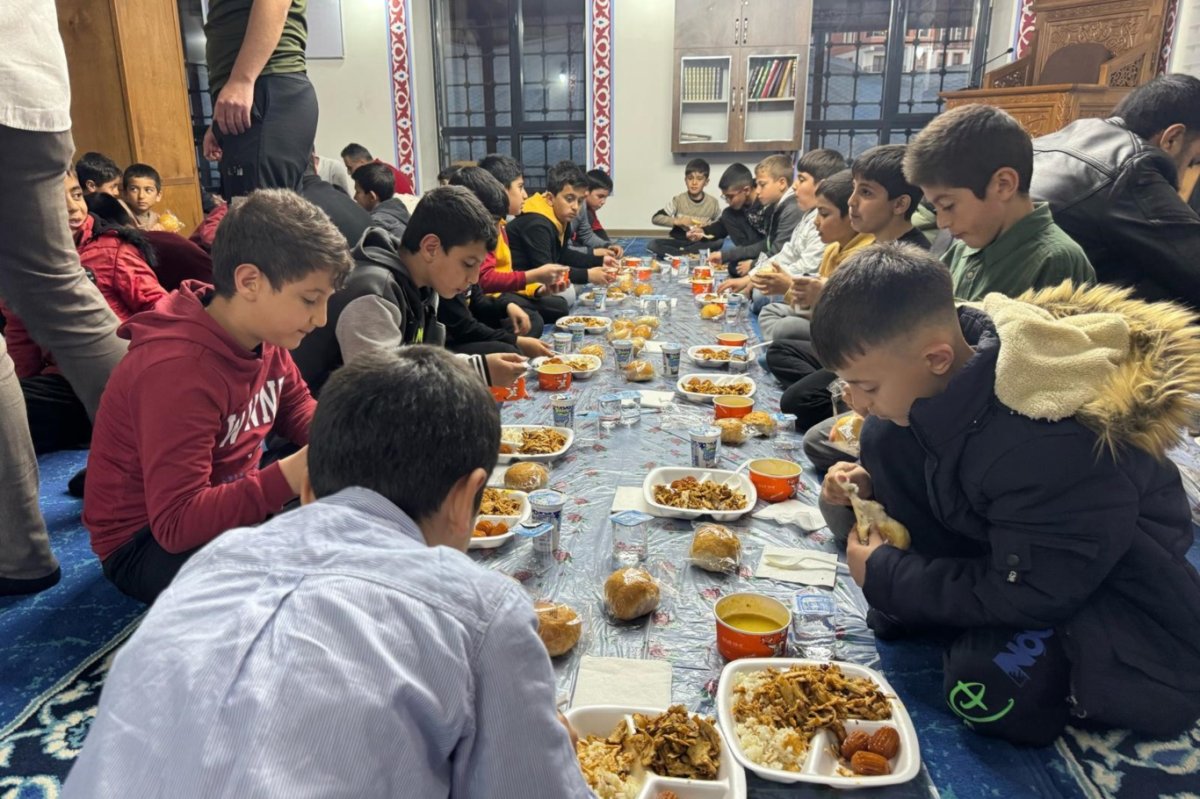 Bitlis’te camiye giden çocuk ve gençlere iftar programı