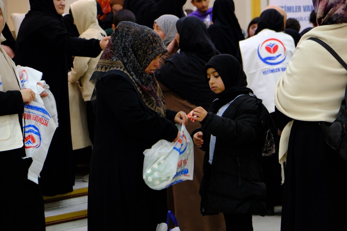 Van'da yetimlere iftar programı düzenlendi