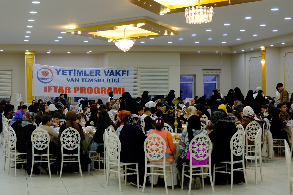 Van'da yetimlere iftar programı düzenlendi