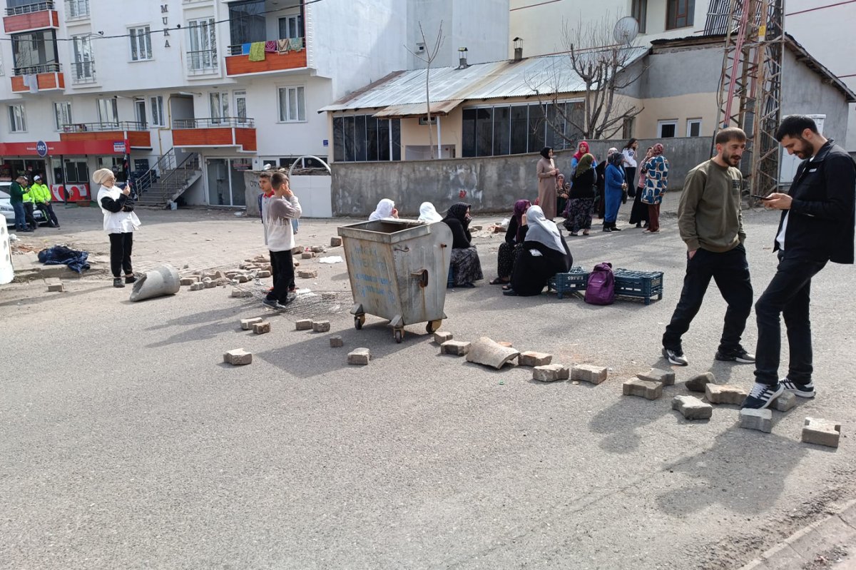 Bingöl'de su kesintisine tepki: Mahalle sakinleri yolu kapattı