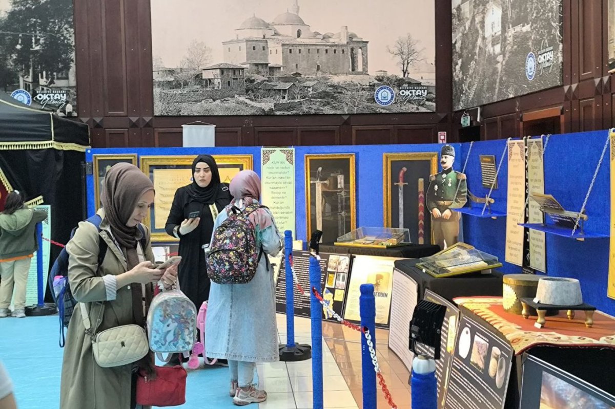 Türkiye'nin ilk gezici "Hadimü'l Haremeyn Kutsal Emanetler" sergisi Bursa'da yoğun ilgi görüyor