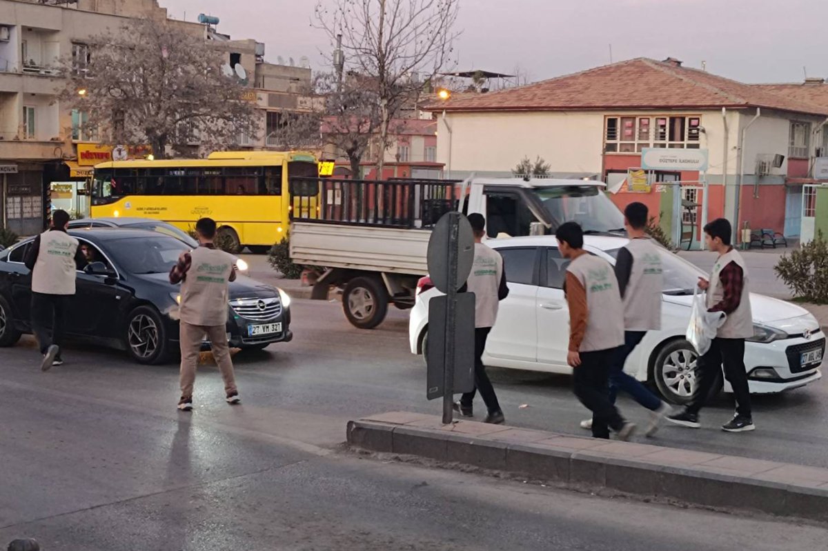 Hür Gençlik'ten iftara yetişemeyen vatandaşlara ikram