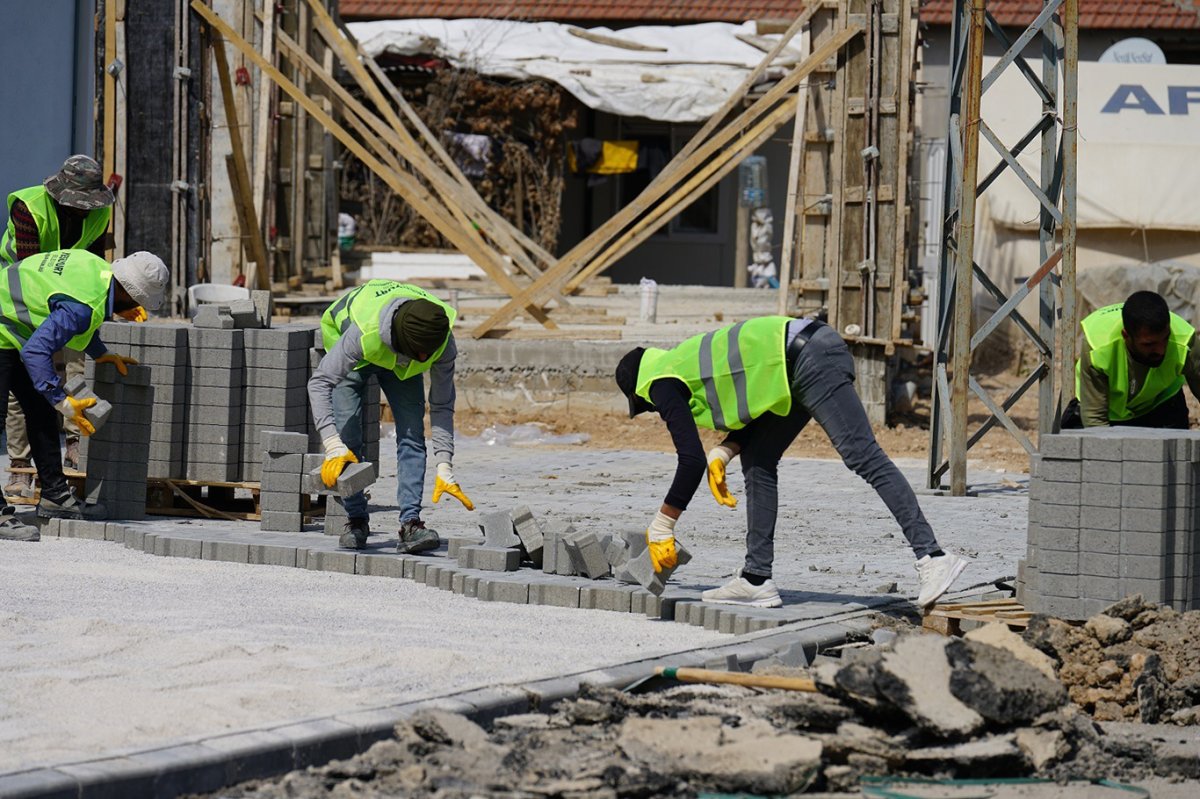 Yeşilyurt Belediyesi Samanköy yollarını yeniliyor