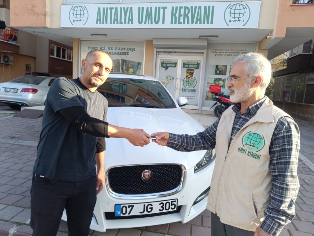 Antalyalı hayırsever lüks aracını Gazze için bağışladı