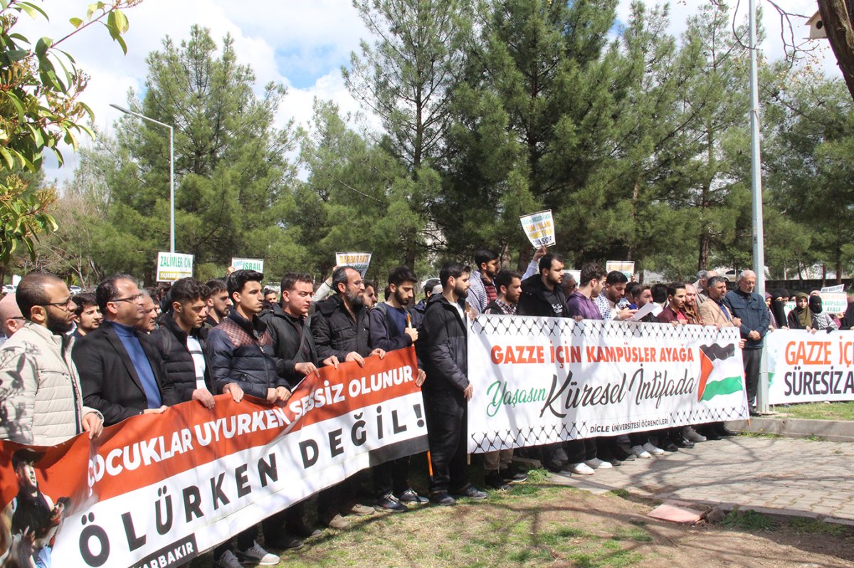 Dicle Üniversitesi öğrencilerinden "Gazze için ayağa kalk" etkinliği