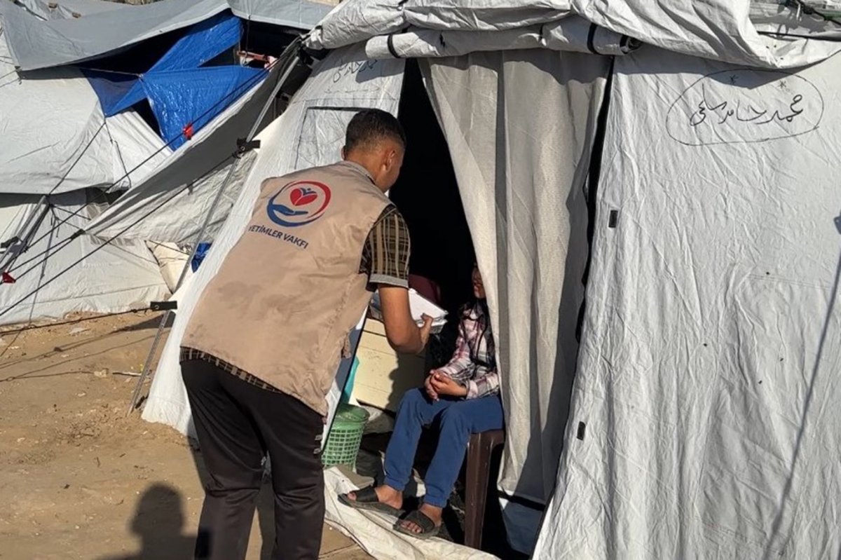 Gazze'de yürekleri ısıtan yardım: Yetimler Vakfı, yüzlerce kişiye iftar yemeği dağıttı