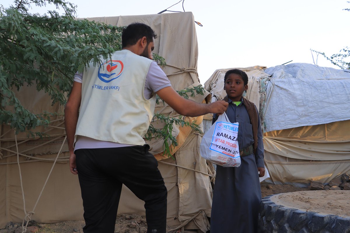 Yetimler Vakfı, Yemen'de iftar sofralarını kuran yardım eli oldu