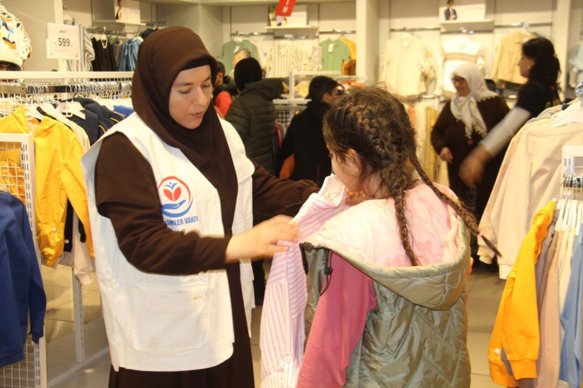 Yetimler Vakfı, bayram öncesi yüzlerce çocuğu giydirdi