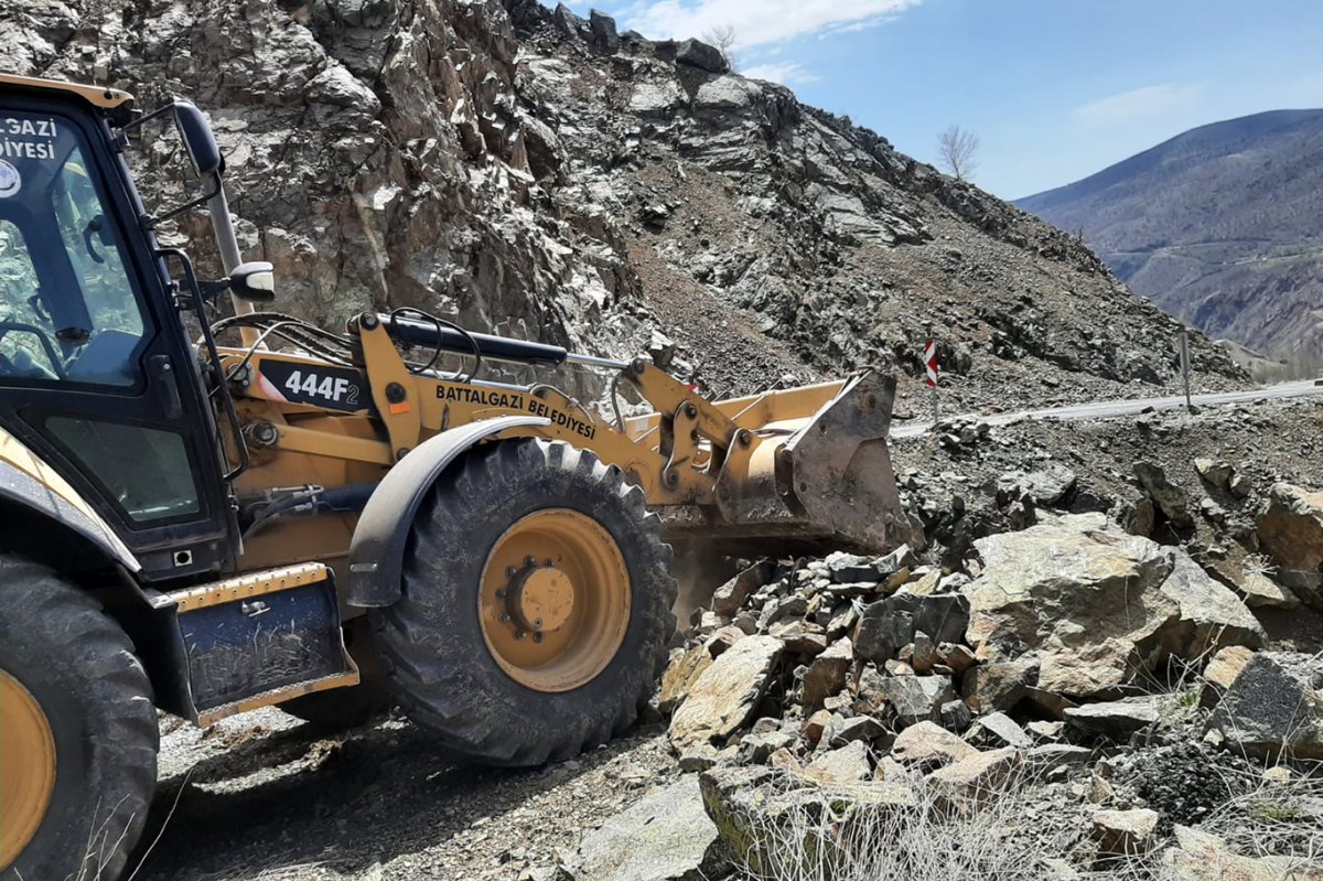 Battalgazi Belediyesi kırsal mahallelerde ulaşım altyapısını güçlendiriyor