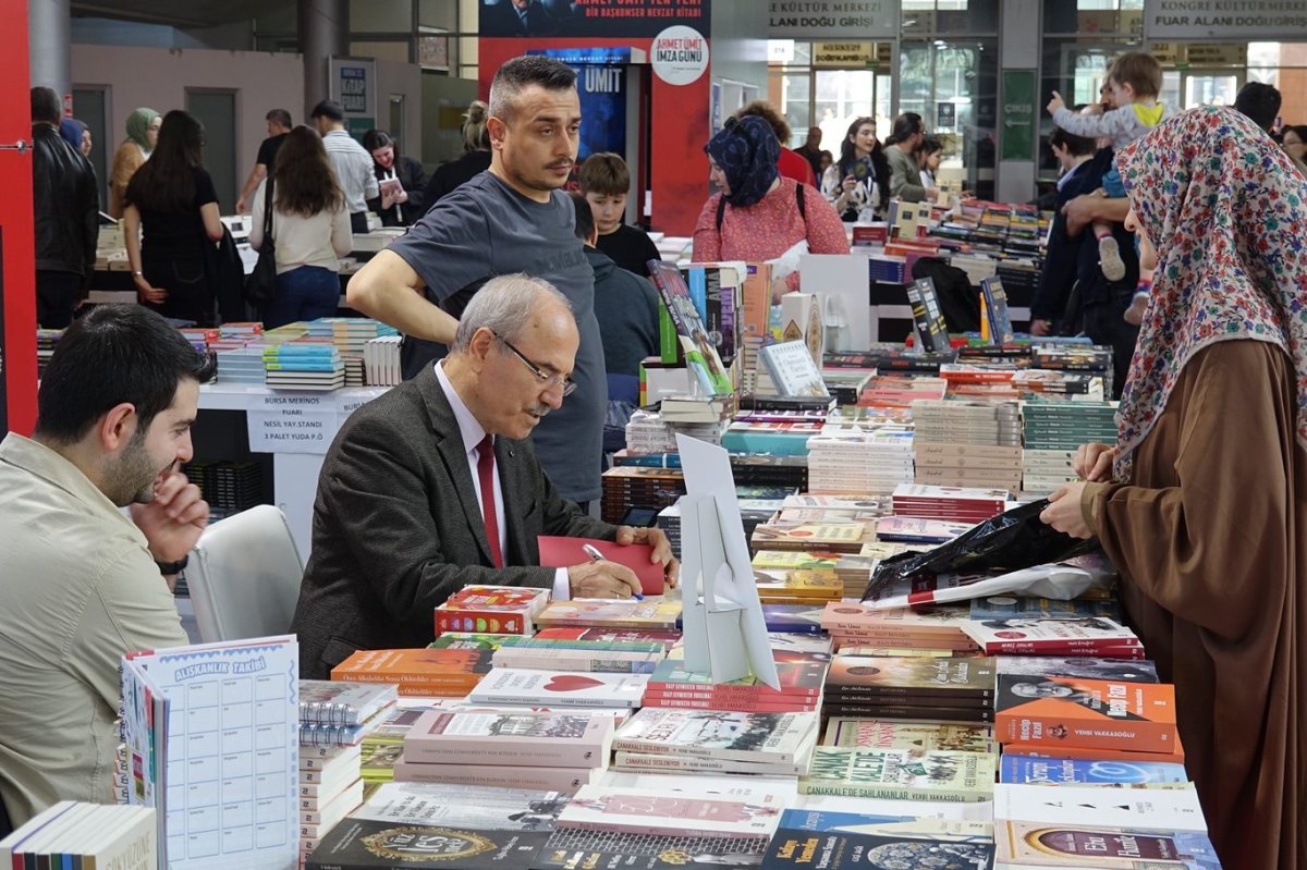 Yazarlar: Kitap sevgisi evde ve okulda başlar