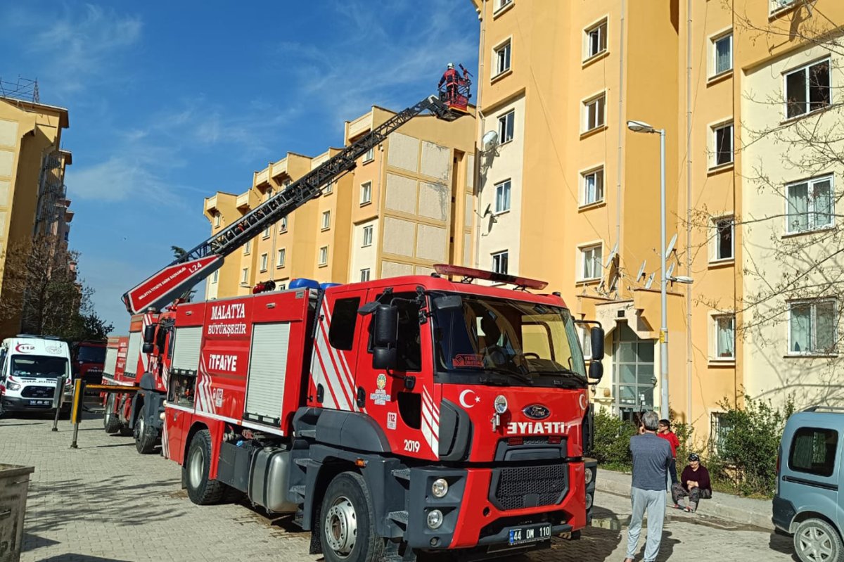 Malatya'da bir binada yangın: Mahsur kalan 3 kişi kurtarıldı