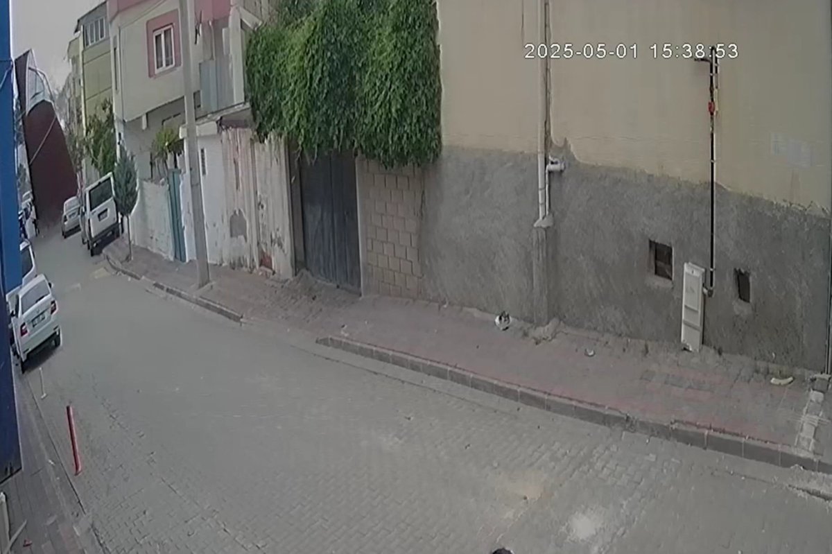 Diyarbakır'da çatının uçma anı kameraya yansıdı