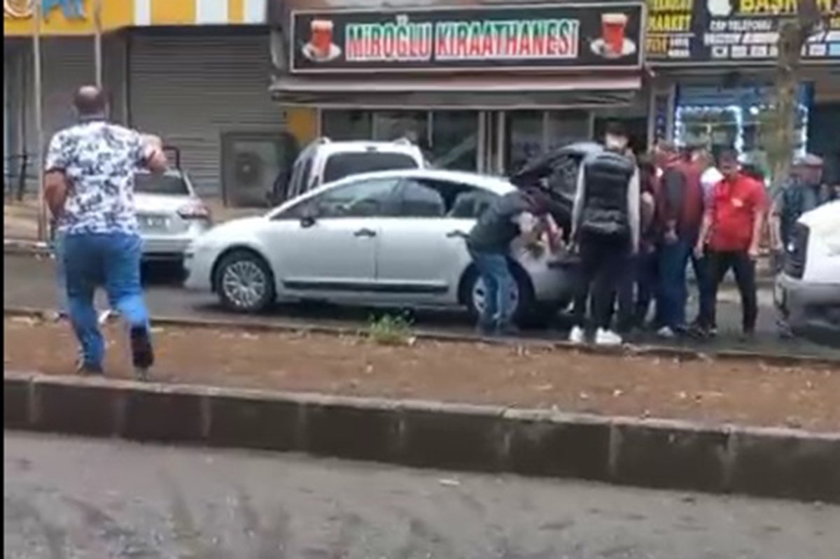 Diyarbakır'da fırtınada çatılar uçtu tabelalar devrildi