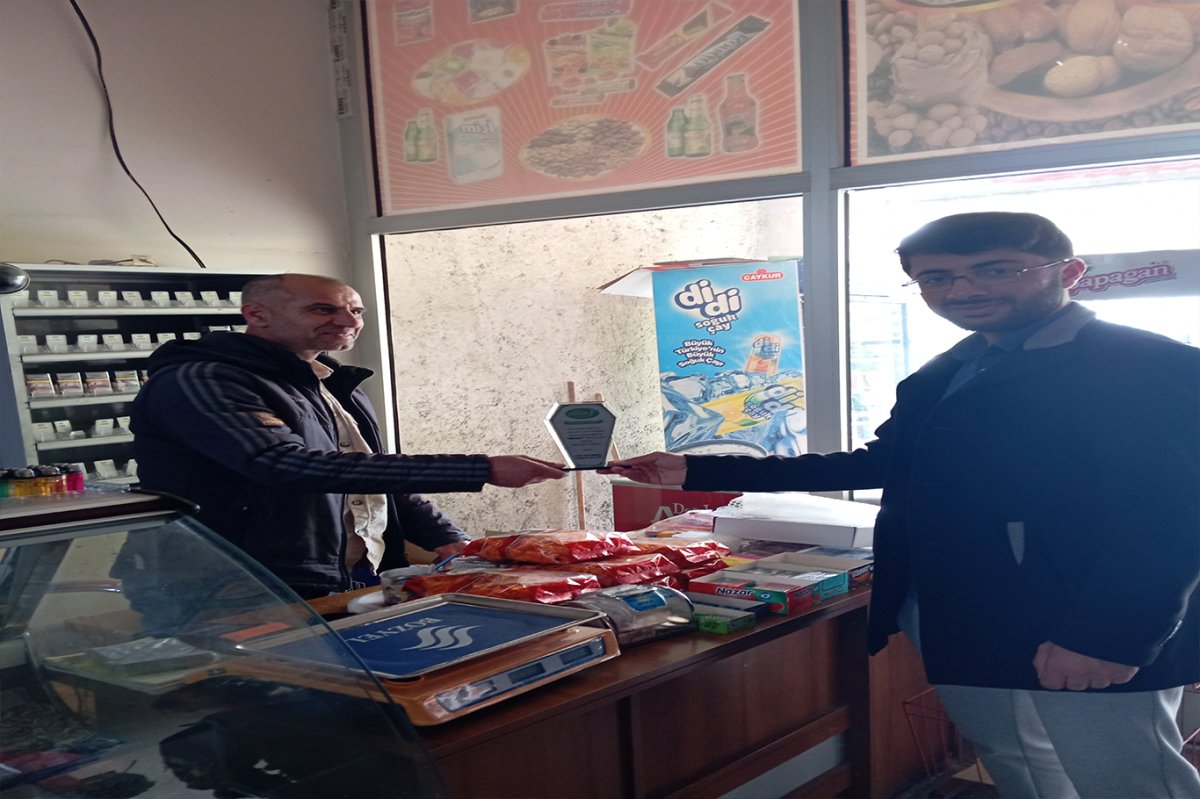 HÜDA PAR Bingöl Gençlik Kolları'ndan boykot yapan esnaflara plaket