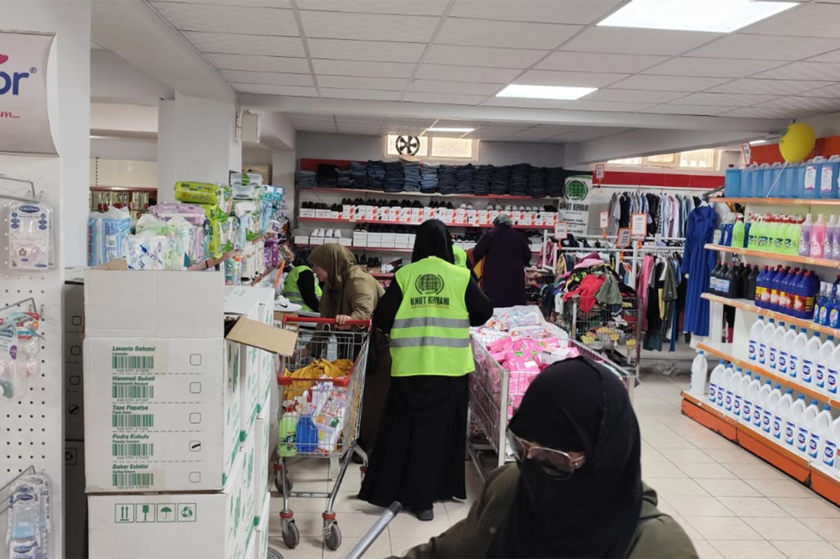 Şanlıurfa’da ihtiyaç sahibi yüzlerce aileye gıda ve hijyen yardımı