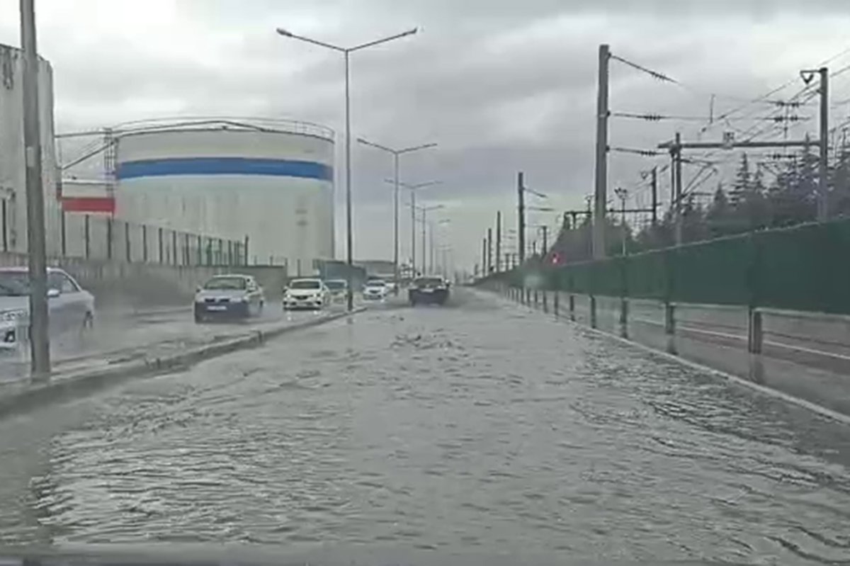 Malatya'da sağanak yağış nedeniyle caddeler su birikintileri ile doldu