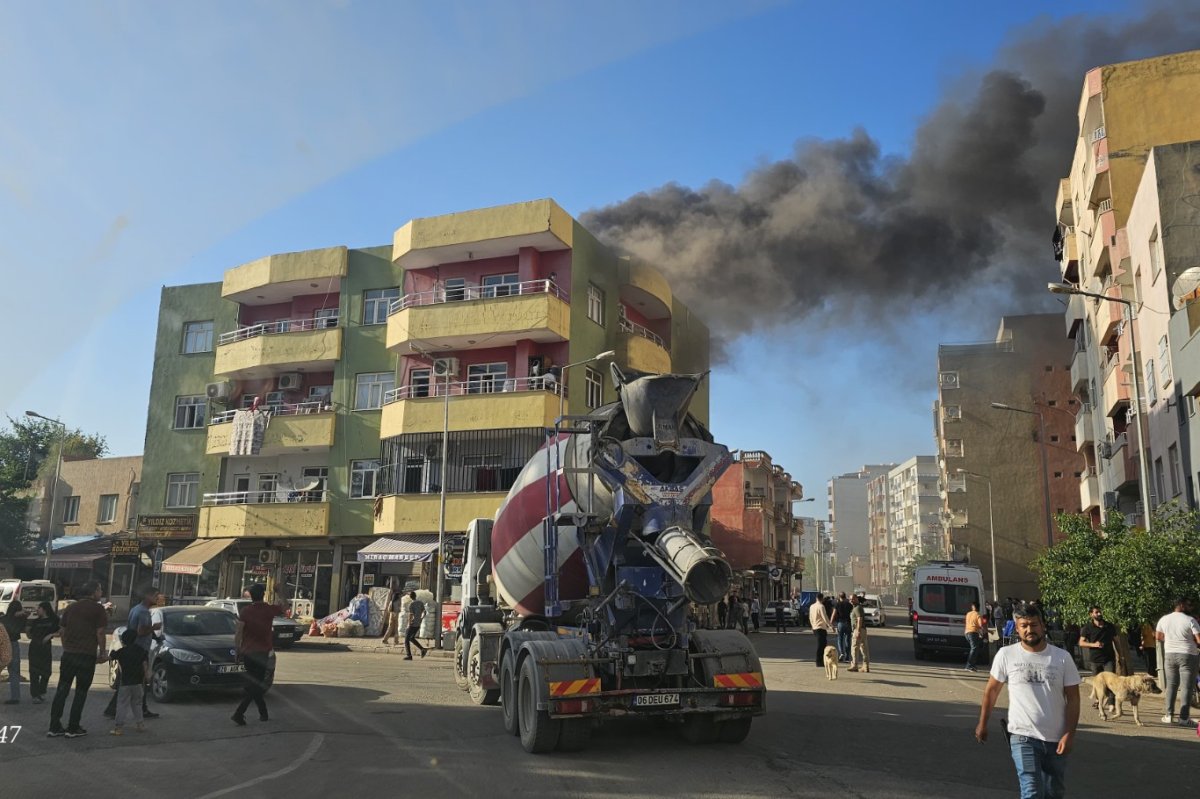 Mardin’de 4 katlı binada yangın paniği