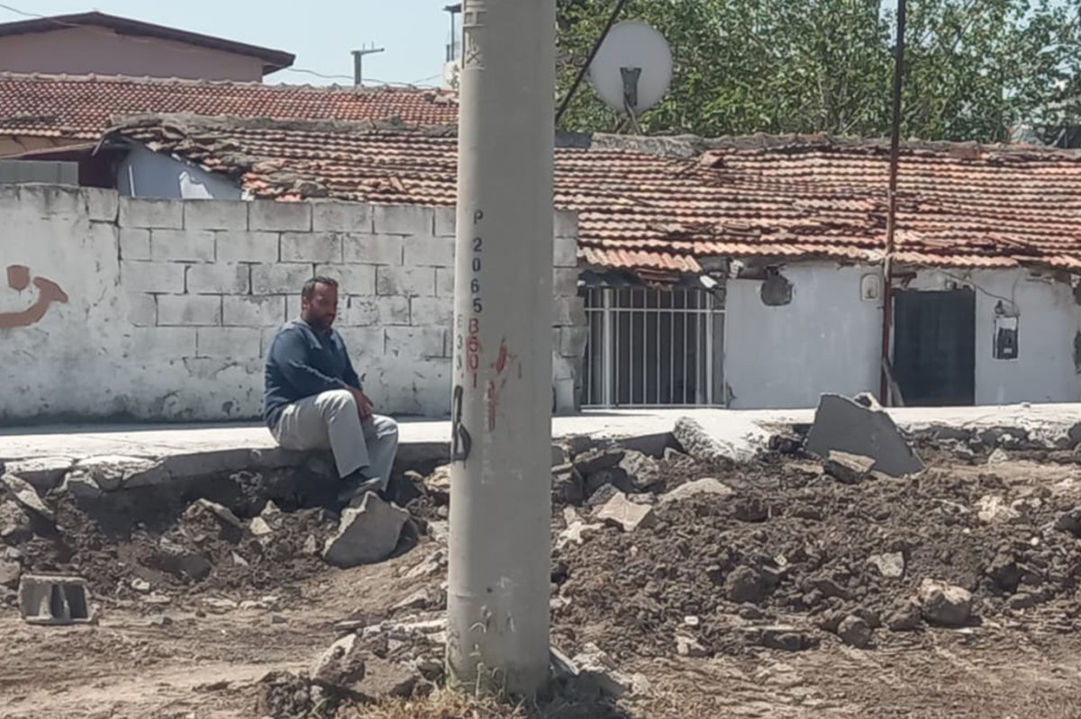 Kendi arazisine konteyner kuramayan depremzede, sesini duyurmaya çalışıyor
